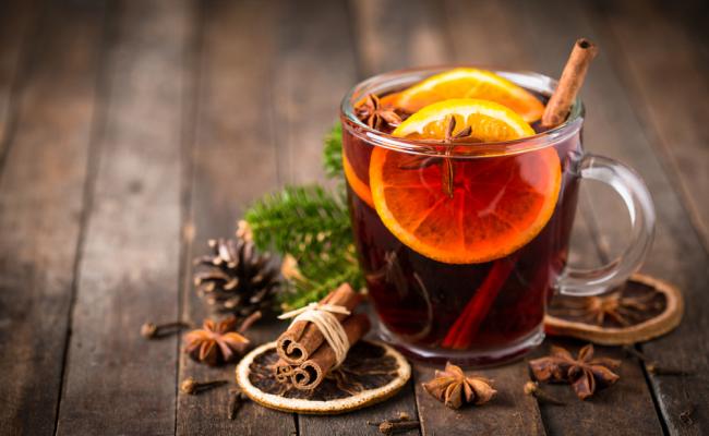 Hot,Mulled,Wine,With,Cinnamon,And,Star,Anise